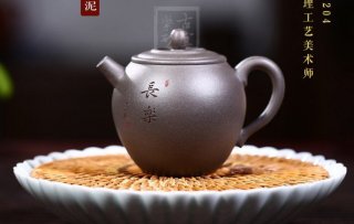 《長樂》宜興紫砂壺助理工藝美術(shù)師手工青灰泥茶具茶壺 《長樂》宜興紫砂壺助理工藝美術(shù)師手工青灰泥茶具茶壺