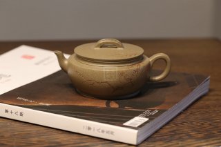 《大蘊漢瓦》宜興紫砂壺助理工藝美術(shù)師手工刻繪茶壺茶具頂級蟹殼青漢瓦 《大蘊漢瓦》宜興紫砂壺助理工藝美術(shù)師手工刻繪茶壺茶具頂級蟹殼青漢瓦