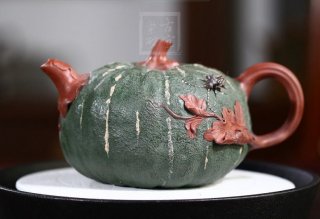 《南瓜》宜興紫砂壺工藝美術(shù)師手工茶壺茶具紫泥綠泥南瓜 《南瓜》宜興紫砂壺工藝美術(shù)師手工茶壺茶具紫泥綠泥南瓜