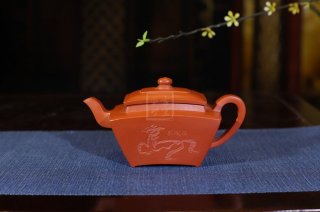 《四方志遠》宜興紫砂壺高級工藝美術(shù)師手工中品茶壺精品黃龍山本朱泥 《四方志遠》宜興紫砂壺高級工藝美術(shù)師手工中品茶壺精品黃龍山本朱泥