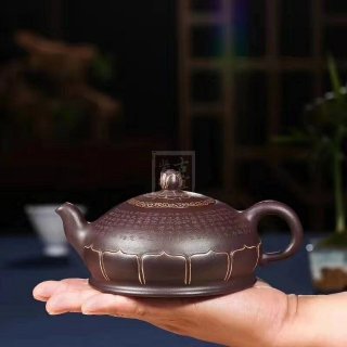 《心經(jīng)禪蓮》宜興紫砂壺助理工藝美術(shù)師手工紫泥半月 《心經(jīng)禪蓮》宜興紫砂壺助理工藝美術(shù)師手工紫泥半月