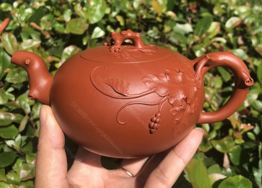 樹樁葡萄壺；朱泥380CC