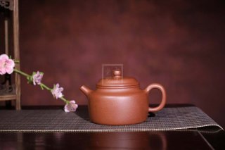 《德鐘》宜興紫砂壺助理工藝美術(shù)師手工降坡泥德鐘茶壺茶具 《德鐘》宜興紫砂壺助理工藝美術(shù)師手工降坡泥德鐘茶壺茶具